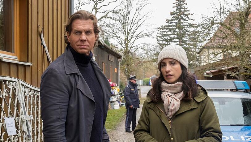 "Der Alte: Mia": Annabell Lorenz (Stephanie Stumph) berichtet ihrem Chef Caspar Bergmann (Thomas Heinze) am Tatort die ersten Fakten.