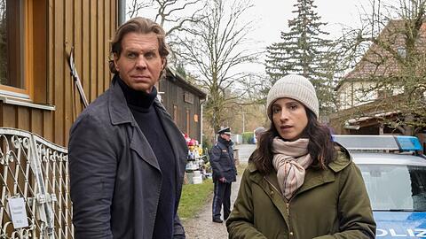 "Der Alte: Mia": Annabell Lorenz (Stephanie Stumph) berichtet ihrem Chef Caspar Bergmann (Thomas Heinze) am Tatort die ersten Fakten.