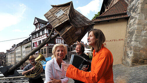 Künstler May mit Kulturreferentin Julia Lehner bei der Vorstellung der Aktion. Künstler May mit Kulturreferentin Julia Lehner bei der Vorstellung der Aktion.