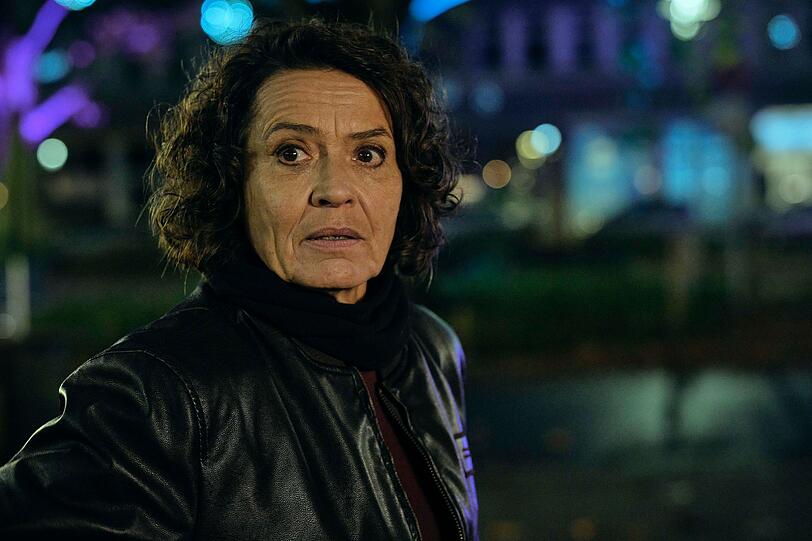Ist die Polizei hier am Ende? Lena Odenthal (Ulrike Folkerts) macht sich so ihre Gedanken, was man im nicht näher benannten Problemviertel ihrer Stadt Ludwigshafen als staatliche Autorität noch bewirken kann. Ist die Polizei hier am Ende? Lena Odenthal (Ulrike Folkerts) macht sich so ihre Gedanken, was man im nicht näher benannten Problemviertel ihrer Stadt Ludwigshafen als staatliche Autorität noch bewirken kann.