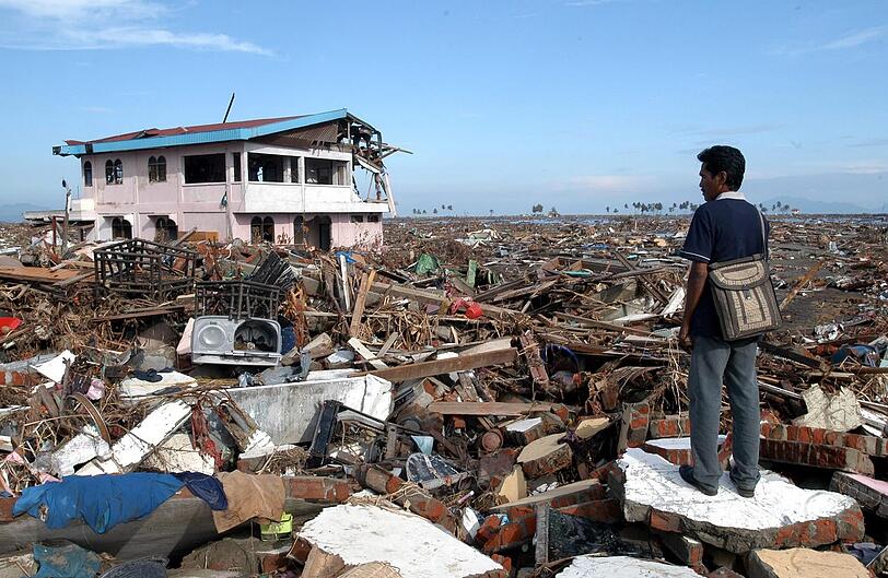 Alexander Julkarnaen, 39, steht zwischen den Trümmern seines Hauses und Heimatortes in Banda Aceh.