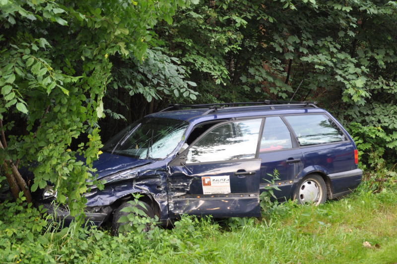 Der Wagen zerschellte an einem Baum - der Fahrer starb an der Unfallstelle.