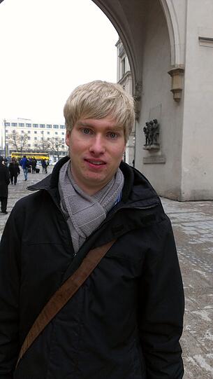 Simon H., Student: &bdquo;Jeder darf seine Meinung äußern. Doch mir sind die Straßennamen relativ egal. Ich kann in einem München, in dem mehr Straßen nach Männern benannt sind, genauso gut leben, wie in einem München mit mehr ,Frauen-Straßen&lsquo;. Wenn es jetzt schon um die Straßennamen geht, finde ich, geht die Debatte um die Frauenquote deutlich zu weit. Liesl Karlstadt hat es zum Beispiel wirklich verdient, dass eine Straße ihren Namen trägt. Die war lustig. Ansonsten fällt mir keine Kandidatin ein, die als Namensgeberin in Frage kommt.&ldquo;