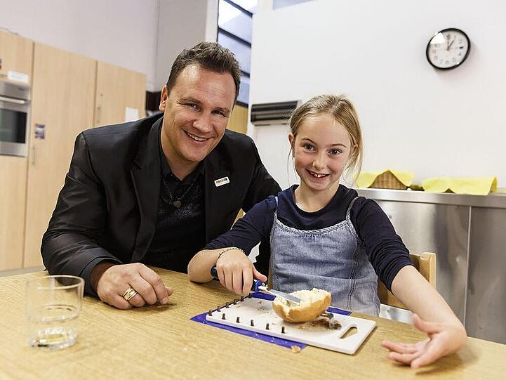 Star-Designer Guido Maria Kretschmer ist Pate der Stiftung "RTL - Wir helfen Kindern" und besuchte das Neurologische Rehabilitationszentrum Friedehorst in Bremen