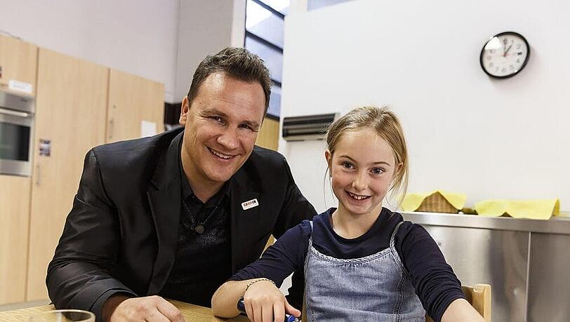 Star-Designer Guido Maria Kretschmer ist Pate der Stiftung "RTL - Wir helfen Kindern" und besuchte das Neurologische Rehabilitationszentrum Friedehorst in Bremen Star-Designer Guido Maria Kretschmer ist Pate der Stiftung "RTL - Wir helfen Kindern" und besuchte das Neurologische Rehabilitationszentrum Friedehorst in Bremen