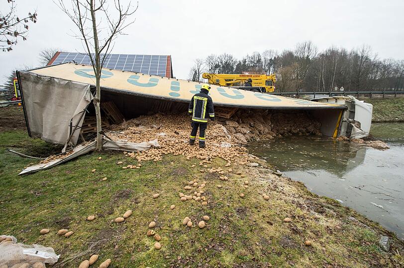 Nach dem Unfall: Die tonnenschwere Ladung Kartoffeln im Weiher.