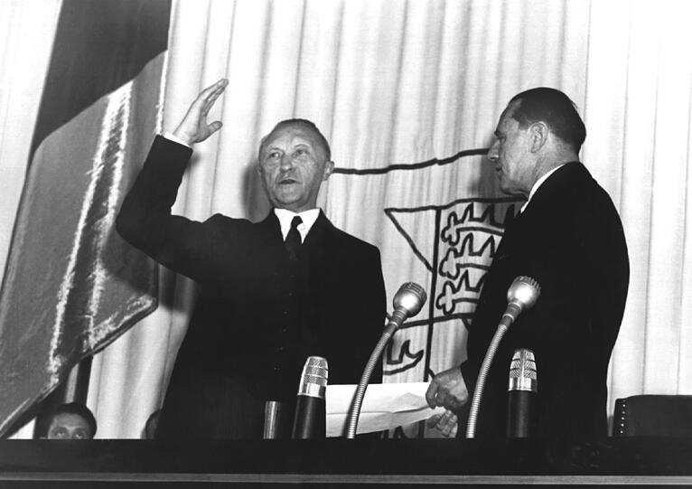 20. September 1949: Adenauer wird durch Bundestagspräsident Erich Köhler (r.) als erster Kanzler der Bundesrepublik vereidigt.