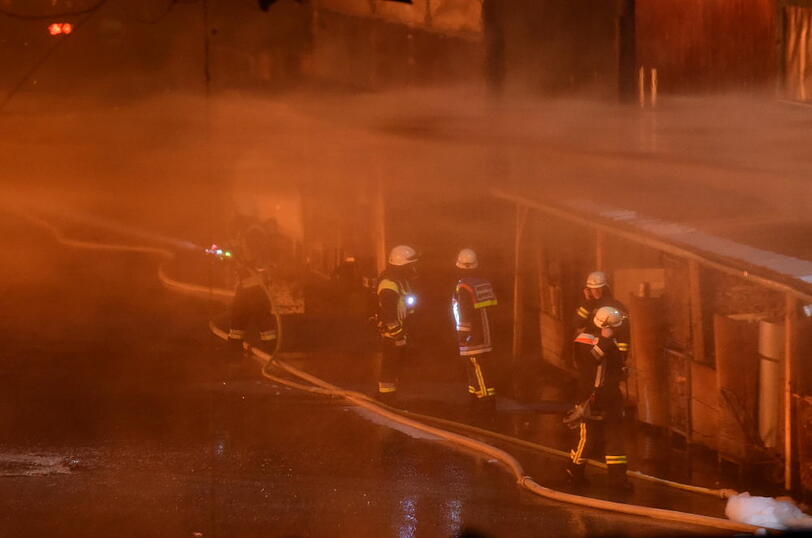 Mehrere Lagerhallen brannten beinahe vollkommen ab - die Feuerwehr war die ganze Nacht im Einsatz. Die Bilder.
