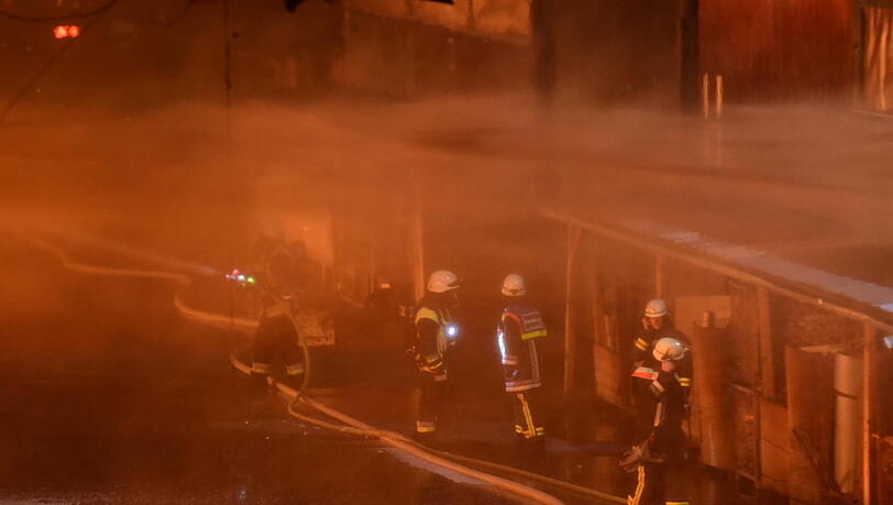 Mehrere Lagerhallen brannten beinahe vollkommen ab - die Feuerwehr war die ganze Nacht im Einsatz. Die Bilder. Mehrere Lagerhallen brannten beinahe vollkommen ab - die Feuerwehr war die ganze Nacht im Einsatz. Die Bilder.