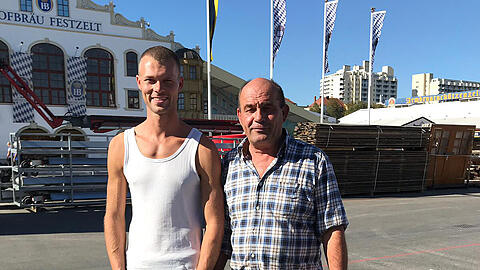 Die heimlichen Könige der Wiesn: Toni Pletschacher und sein Sohn Tobias auf der Theresienwiese. Bis zum 10. November müssen sie ihre vielen Zelte wieder abbauen und in die Lagerhallen bringen.