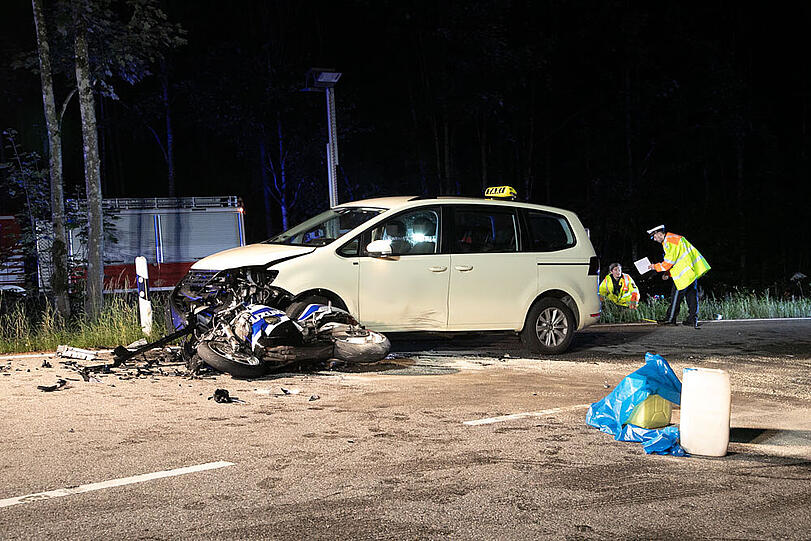 Auf der B305 zwischen Inzell und Ruhpolding ist es am Mittwochabend zu einem tödlichen Verkehrsunfall gekommen. Ein Biker war in den Gegenverkehr geraten und in ein Auto geprallt.
