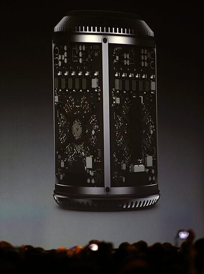 Die neueste Generation des Mac Pro als Desktop-Rechner mit Tunderbolt-2-Schnittstelle. Für Rechenpower sorgen ein Xeon-E5-Prozessor von Intel und zwei FirePro-Grafikkarten von AMD.