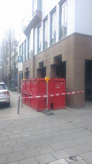 Das Loch wurde mittlerweile sicherheitshalber mit einem Container abgeschirmt.