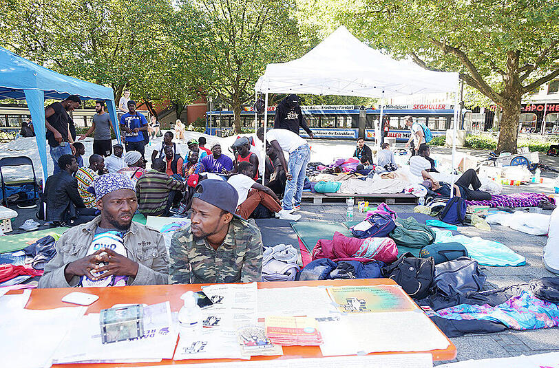 Seit Mittwochabend besetzen etwa 60 Flüchtlinge den Sendlinger-Tor-Platz. Die Bilder.