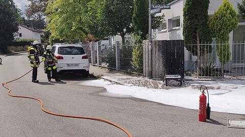 Die Feuerwehr konnte den brennenden Stromkasten schnell löschen.