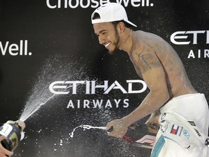 Lewis Hamilton ließ bei der Siegerehrung in Abu Dhabi die Hüllen fallen.