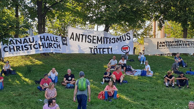 Am Rande der Corona-Demonstration auf der Theresienwiese versammelten sich einige Dutzend Gegendemonstranten und hängten große Plakate am "Kotzhügel" auf.. Die Polizei sprach von "einigen wenigen Personen aus dem linken Spektrum". Am Rande der Corona-Demonstration auf der Theresienwiese versammelten sich einige Dutzend Gegendemonstranten und hängten große Plakate am "Kotzhügel" auf.. Die Polizei sprach von "einigen wenigen Personen aus dem linken Spektrum".