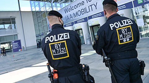 Polizisten stehen vor dem Messe-Eingang zur IAA in München.