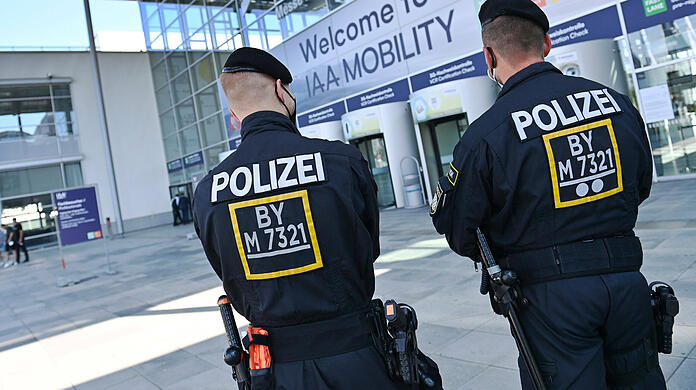 Polizisten stehen vor dem Messe-Eingang zur IAA in München.