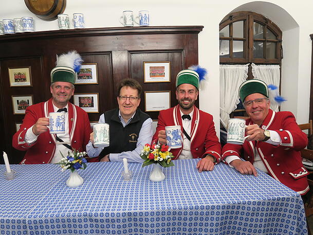 Wirt Thomas Vollmer (2.v.l.) mit den Schäfflern Christian Härtl, Peter und Willi Schmid (v.l.). Wirt Thomas Vollmer (2.v.l.) mit den Schäfflern Christian Härtl, Peter und Willi Schmid (v.l.).
