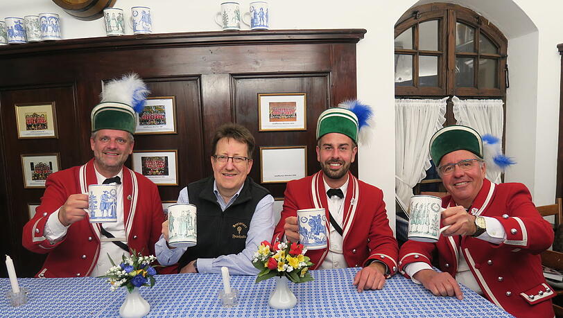 Wirt Thomas Vollmer (2.v.l.) mit den Schäfflern Christian Härtl, Peter und Willi Schmid (v.l.). Wirt Thomas Vollmer (2.v.l.) mit den Schäfflern Christian Härtl, Peter und Willi Schmid (v.l.).