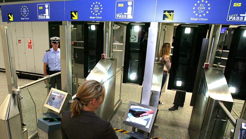 Die automatisierte Passkontrolle am Frankfurter Flughafen. Unter anderem Estland, Lettland, Litauen und Tschechien haben die Vergabe von Schengen-Visa an Russen bereits eingeschränkt.