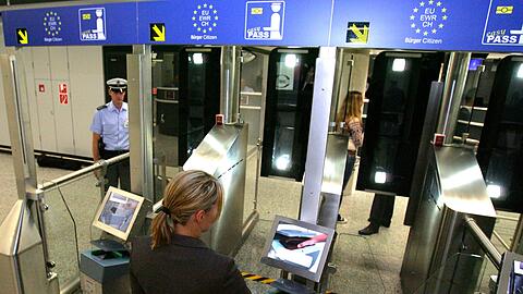 Die automatisierte Passkontrolle am Frankfurter Flughafen. Unter anderem Estland, Lettland, Litauen und Tschechien haben die Vergabe von Schengen-Visa an Russen bereits eingeschränkt.