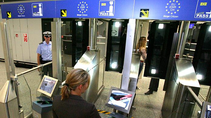 Die automatisierte Passkontrolle am Frankfurter Flughafen. Unter anderem Estland, Lettland, Litauen und Tschechien haben die Vergabe von Schengen-Visa an Russen bereits eingeschränkt.
