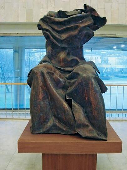 Die von einem Besucher als "teuflische Interpretation" verstandene Pietá des Bildhauers Alexander Burganov in der Moskauer Tretjakow-Galerie. Die von einem Besucher als "teuflische Interpretation" verstandene Pietá des Bildhauers Alexander Burganov in der Moskauer Tretjakow-Galerie.