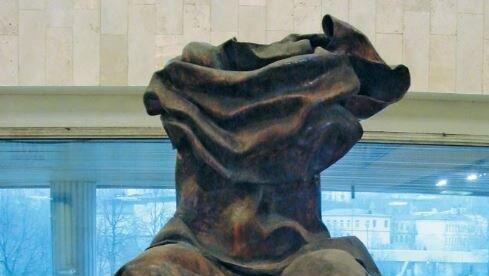 Die von einem Besucher als "teuflische Interpretation" verstandene Pietá des Bildhauers Alexander Burganov in der Moskauer Tretjakow-Galerie. Die von einem Besucher als "teuflische Interpretation" verstandene Pietá des Bildhauers Alexander Burganov in der Moskauer Tretjakow-Galerie.