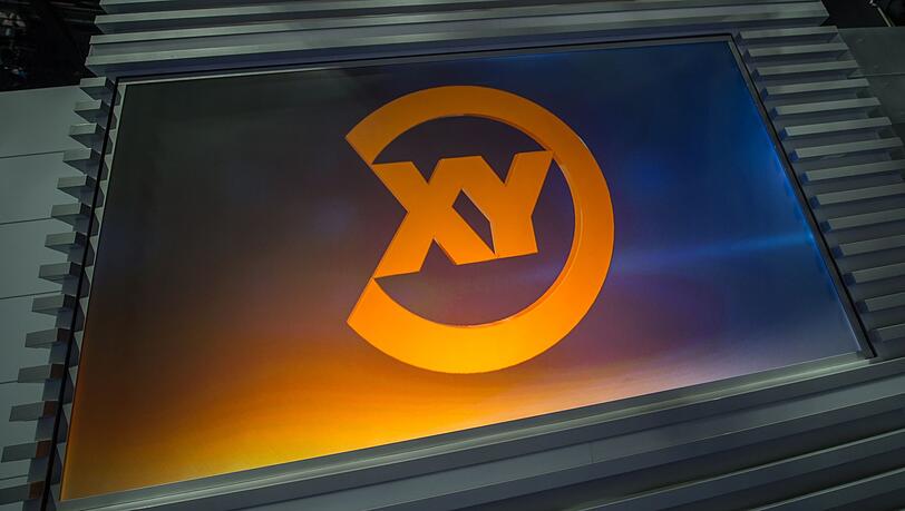 Eine Projektion des Logos der Sendung "Aktenzeichen XY ... ungelöst".