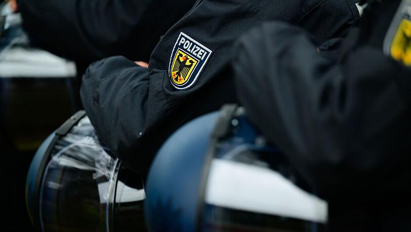 Polizisten der Bundespolizei mit ihren Helmen.