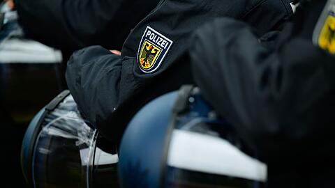Polizisten der Bundespolizei mit ihren Helmen.