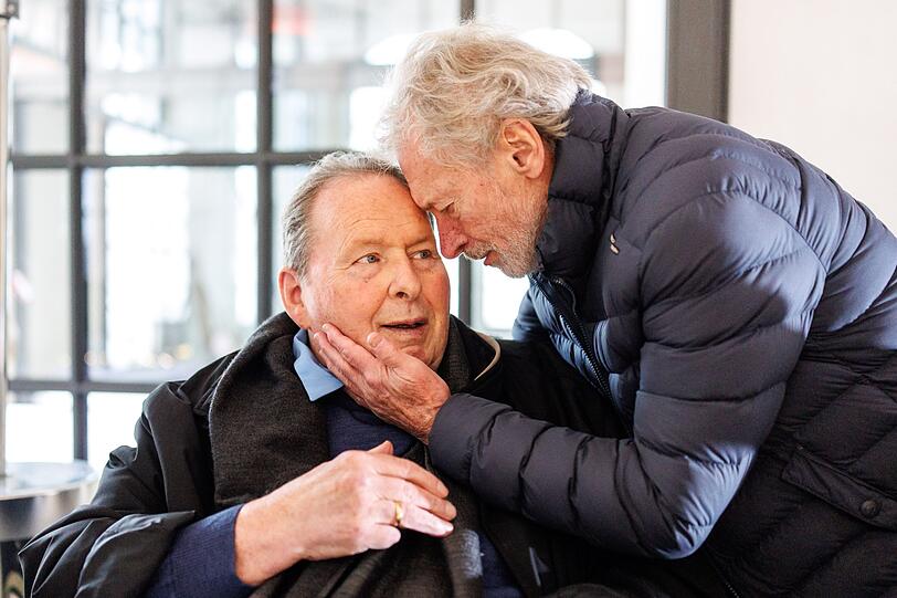 Paul Breitner, ehemaliger Profi-Fußballspieler, begrüßt Ottfried Fischer.