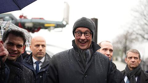 Unionskanzlerkandidat Friedrich Merz vor Beginn der CDU-Klausur beim Besuch des Hamburger Hafens.