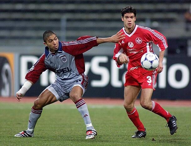 3. März 1999: Giovane Elber (l.) im Zweikampf mit dem jungen Michael Ballack im Trikot des FCK, der für Bayern eine leichte Hürde darstellt.