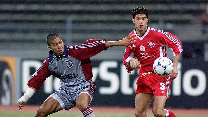 3. März 1999: Giovane Elber (l.) im Zweikampf mit dem jungen Michael Ballack im Trikot des FCK, der für Bayern eine leichte Hürde darstellt. 3. März 1999: Giovane Elber (l.) im Zweikampf mit dem jungen Michael Ballack im Trikot des FCK, der für Bayern eine leichte Hürde darstellt.