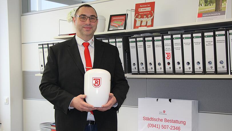 Stefan Vanek, Chef der St&auml;dtischen Bestatter in Regensburg, hatte die Idee zur Jahn-Urne.