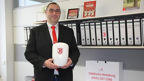 Stefan Vanek, Chef der St&auml;dtischen Bestatter in Regensburg, hatte die Idee zur Jahn-Urne.