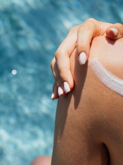 Sonnenschutz wird bei Rekordtemperaturen im Sommer immer wichtiger: So revolutioniert der Longevity-Trend den Lichtschutzfaktor.