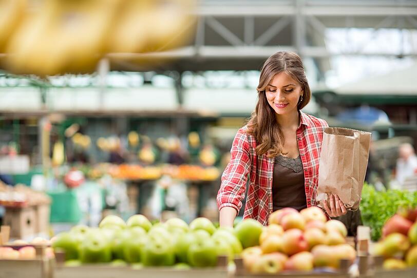 Lassen Sie von in Folien und Hartplastikschalen verpacktem Obst und Gemüse die Finger und greifen stattdessen zu offener Ware. Halten Sie Ausschau nach Laser-Obst und -Gemüse! Auf diese wird - um der Kennzeichnungspflicht ohne zusätzliche Verpackung nachzukommen - das Bio-Siegel hauchdünn in die Oberfläche eingebrannt. Idealerweise kommt die Ware auch noch aus der Region. Lassen Sie von in Folien und Hartplastikschalen verpacktem Obst und Gemüse die Finger und greifen stattdessen zu offener Ware. Halten Sie Ausschau nach Laser-Obst und -Gemüse! Auf diese wird - um der Kennzeichnungspflicht ohne zusätzliche Verpackung nachzukommen - das Bio-Siegel hauchdünn in die Oberfläche eingebrannt. Idealerweise kommt die Ware auch noch aus der Region.