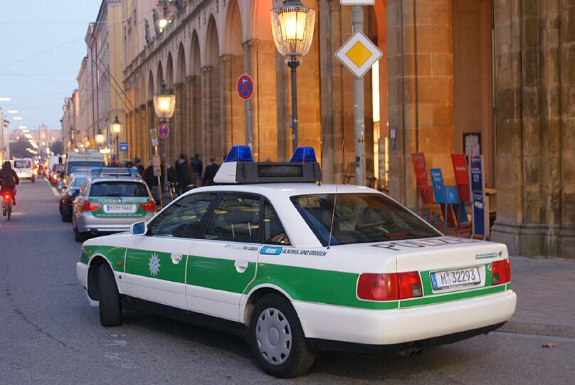 Ein Miet-Streit in der Maximilianstraße eskaliert. Der Besitzer lässt das Gebäude mit Brettern dicht machen &ndash; und wird bei der umstrittenen Aktion von der Polizei abgeführt.