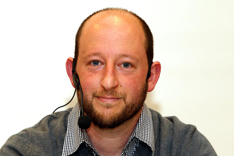 &bdquo;Für eine autofreie Innenstadt&ldquo;: Andreas Schuster (Green City): &bdquo;Wir müssen die Städte für den Autoverkehr unattraktiver machen und Restriktionen einfordern. Ich bin für eine autofreie Innenstadt. Wir müssen den Autoverkehr in der ganzen Stadt reduzieren &ndash; und die Vorteile des Elektroautos nutzen, wo es sinnvoll ist: Das ist eher auf dem Land. Wir dürfen nicht den Fehler machen und von der autogerechten Stadt zur Autohasserstadt übergehen. Die Zukunft gehört nicht dem Auto, wir müssen mehr für Fußgänger und Radfahrer tun.&ldquo;