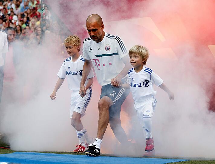 Der FC Bayern München hat in der Allianz Arena seinen Kader offiziell vorgestellt. Trainer Pep Guardiola.