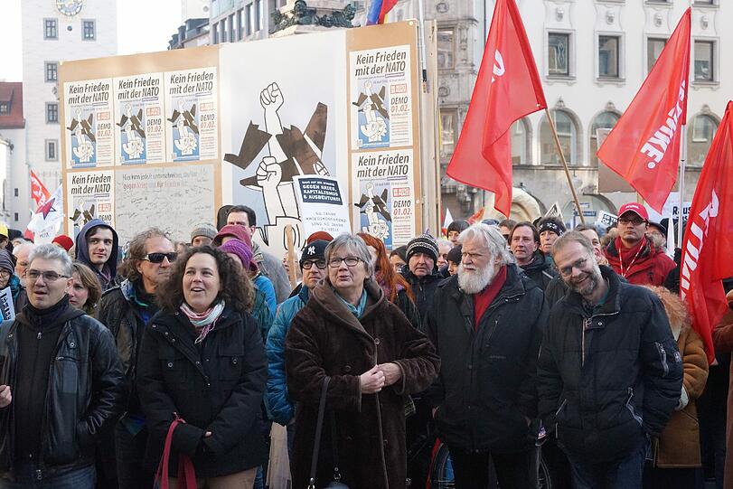 Rund 2500 Demonstranten protestieren gegen die Münchner Sicherheitskonferenz.