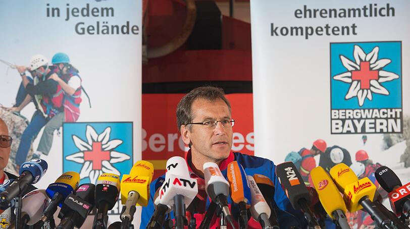 Norbert Heiland von der Bergwacht Bayern auf einer Pressekonferenz nach der erfolgreichen Bergung des Höhlenforschers Johann Westhauser.