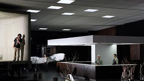 Das Bühnenbild zitiert das Gemälde "Nighthawks" von Edward Hopper.