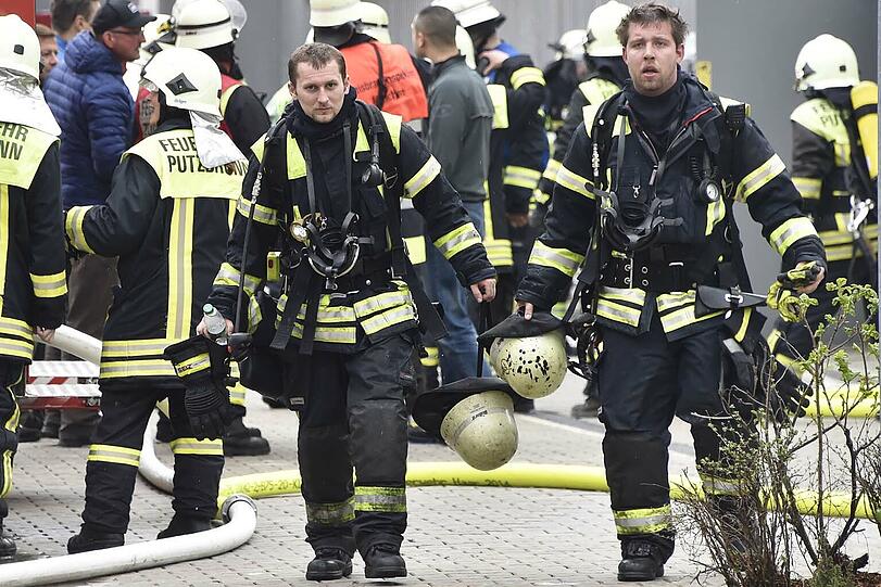 Ein technischer Defekt führte zu einem Großbrand beim Textilprouzenten Gore. Hier die Bilder des Brandes.