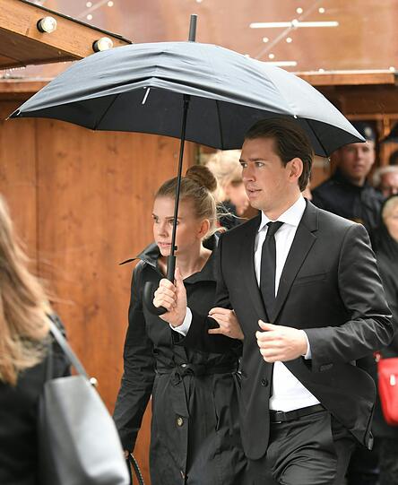 Sebastian Kurz (r.), ehemaliger Bundeskanzler von Österreich, und seine Freundin Susanne Thier (l.) kommen zur Trauerfeier.