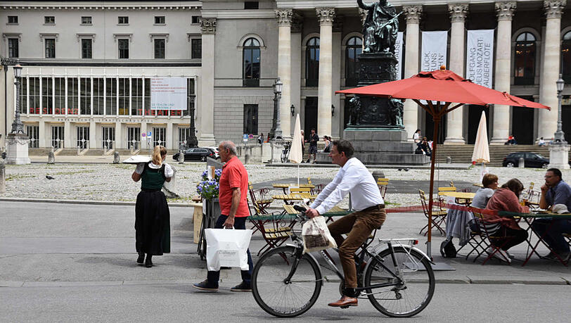 Corona macht es möglich: Freischank auf dem Max-Joseph-Platz.